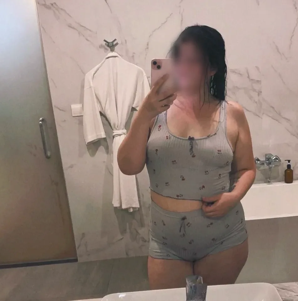 Büsra, 27