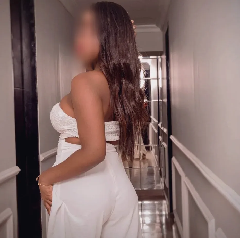 Claudia, 23