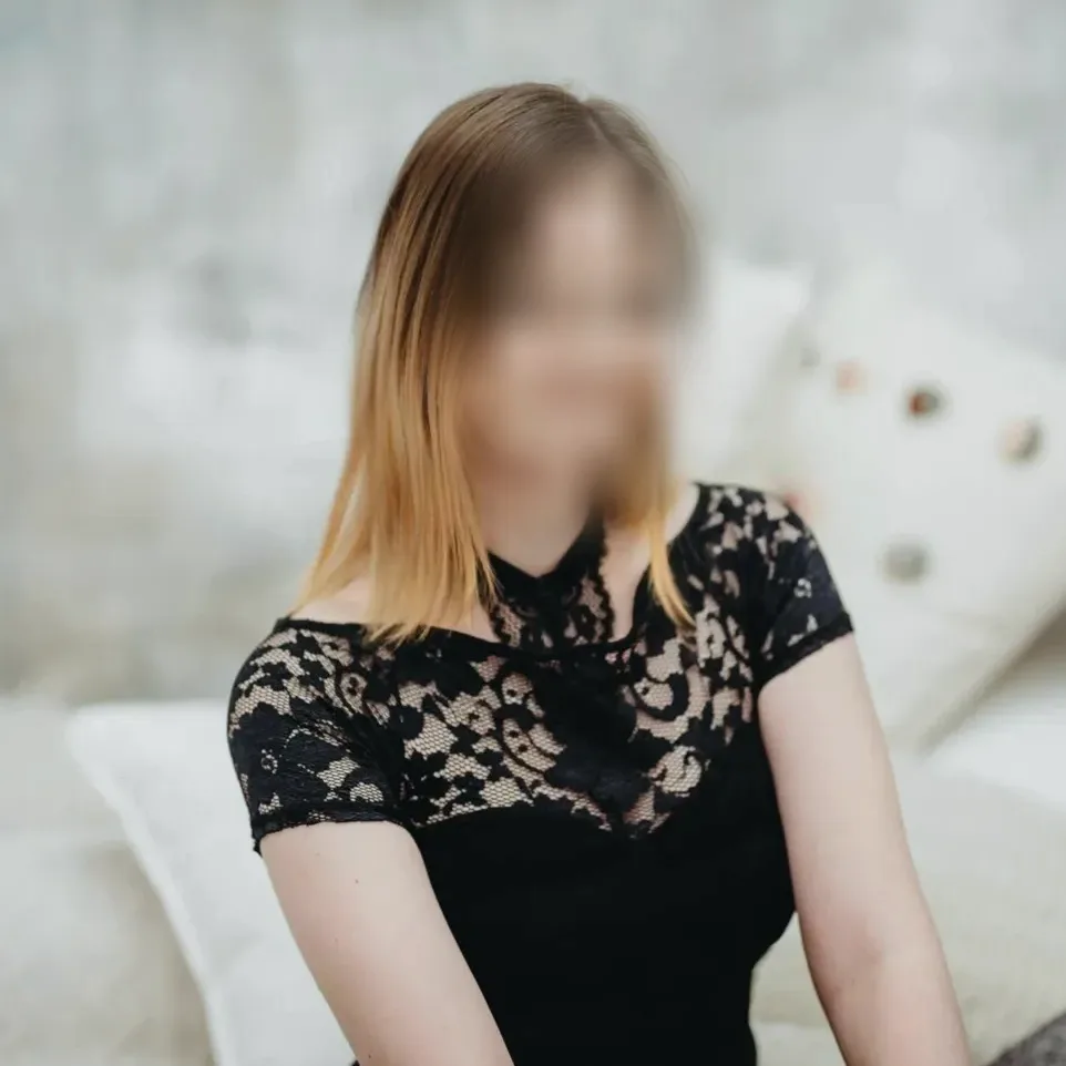 Ela, 24