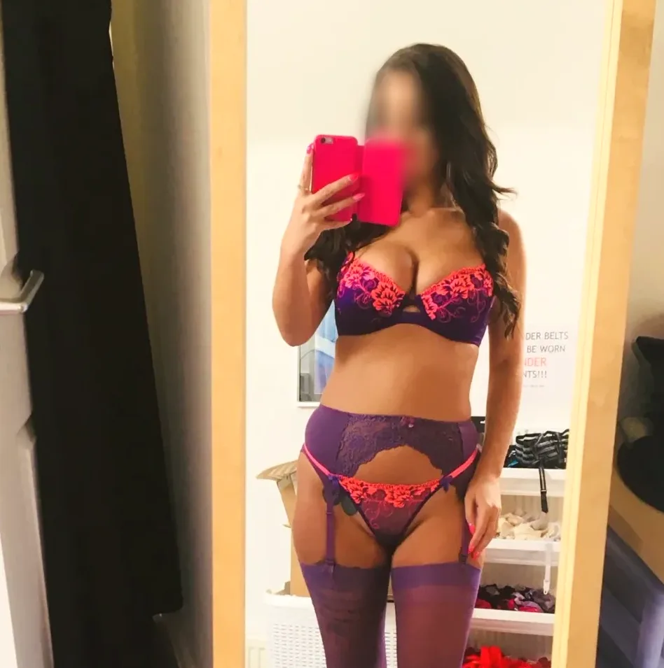 Lilly, 33